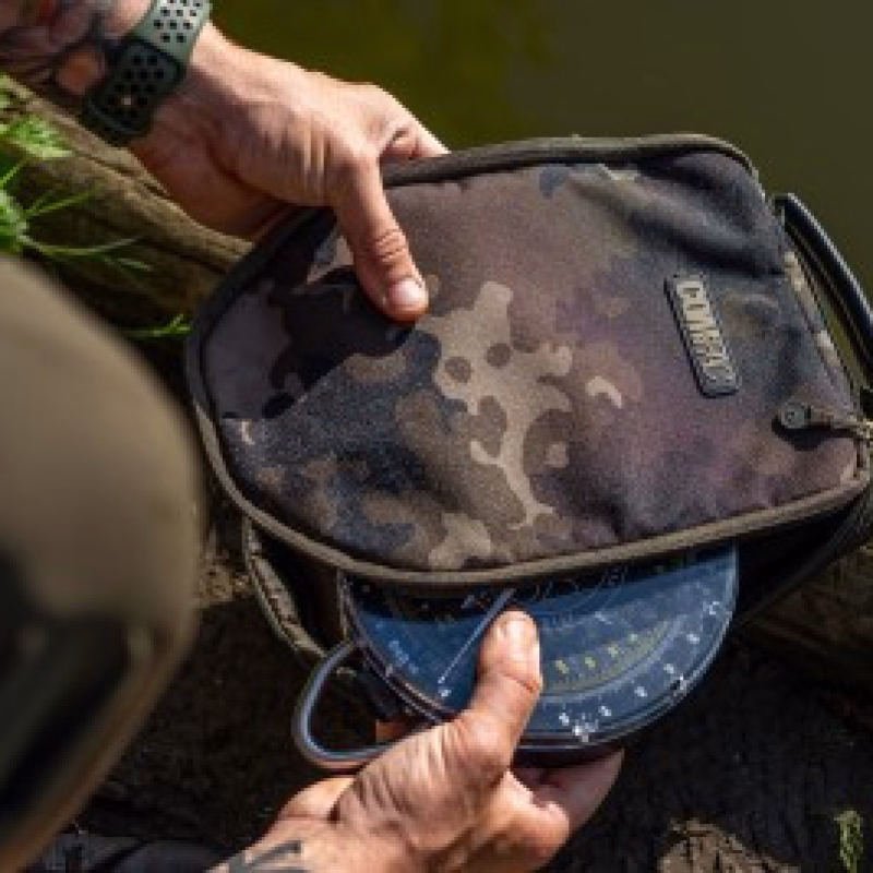 KORDA Compac Scales Pouch Dark Kamo